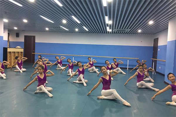 坤媛舞蹈学校练习