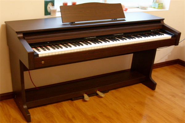 电钢琴棕色