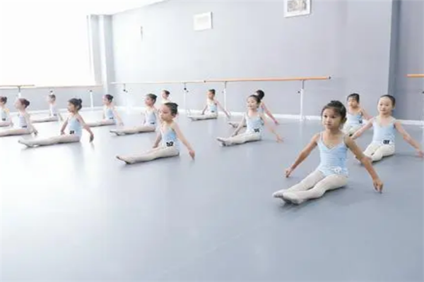 儿童舞蹈班练习
