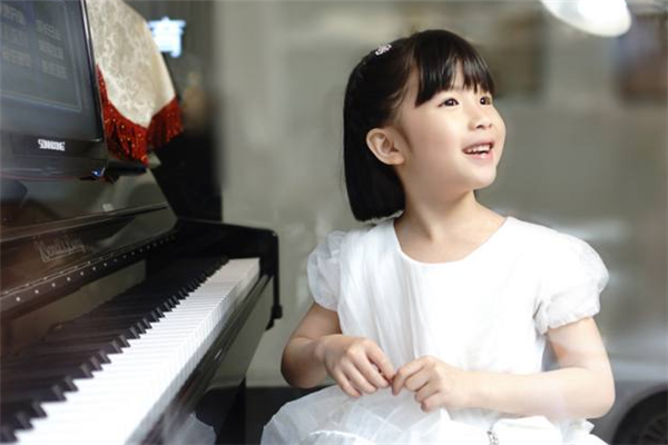 钢琴教育女孩