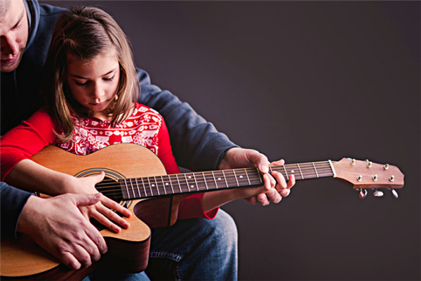 吉他教育女孩