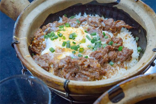 襄广记煲仔饭食欲诱人