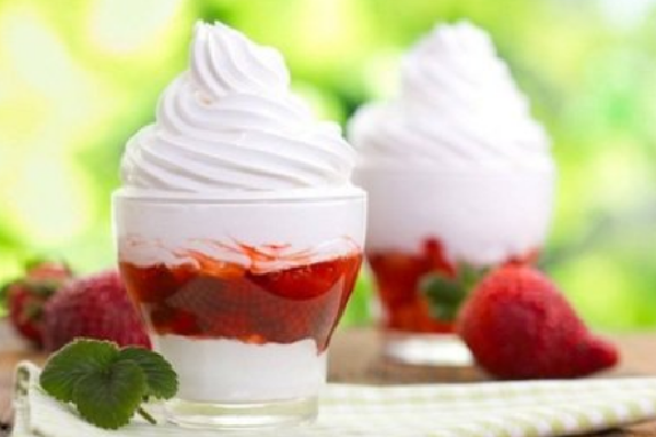 Q滋冰淇淋草莓圣代