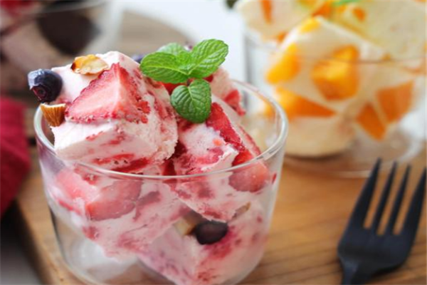 酸奶冰激凌店草莓