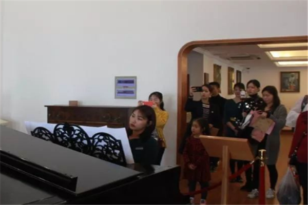 鲍蕙荞钢琴学校老师
