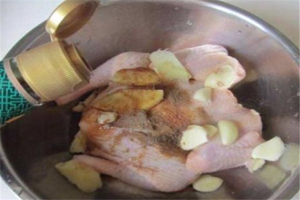 古阿公古法窑鸡腌制