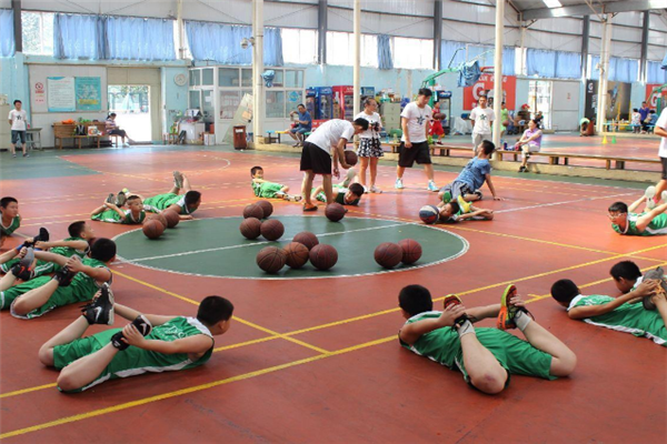 小鹿人篮球学院鹿赛体育练习