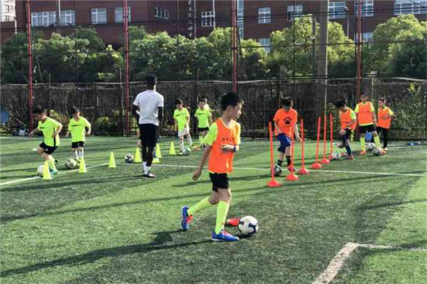创林青少年足球培训足球动作训练