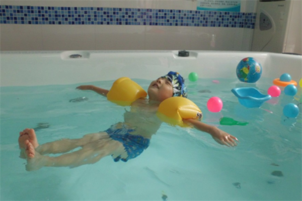 安馨婴儿游泳馆仰泳