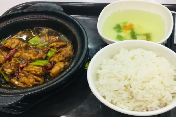 吉周客黄焖鸡肉质鲜嫩