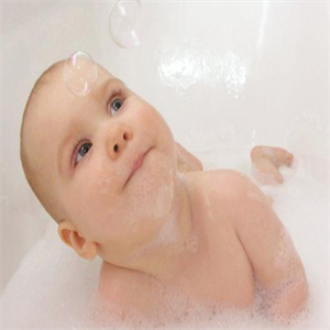 婴儿洗浴游泳