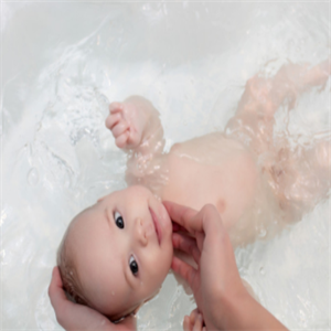 婴儿洗浴游泳