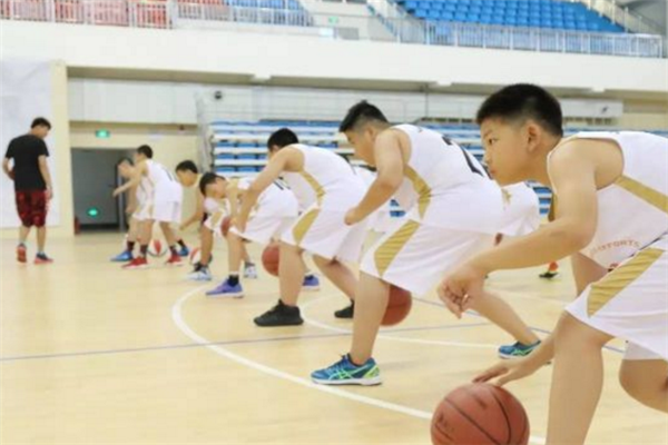  Teenager basketball training is serious