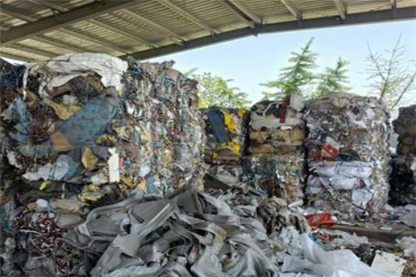 废塑料回收加工厂认真