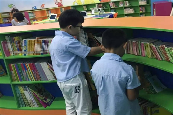 幼兒圖書館認真