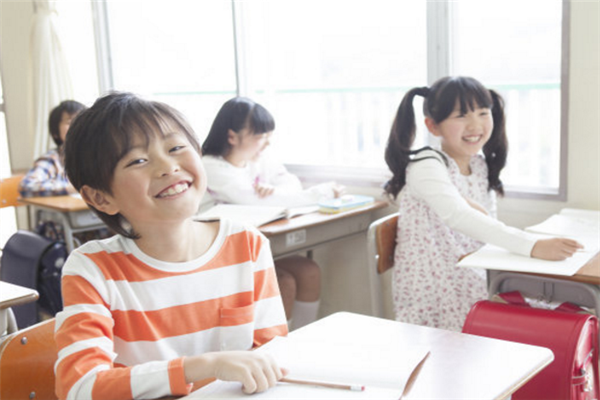 小学生托管教育认真