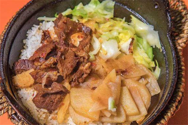 牛肉鍋巴飯美味