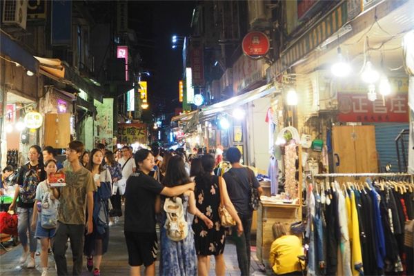 路邊地攤負(fù)責(zé)