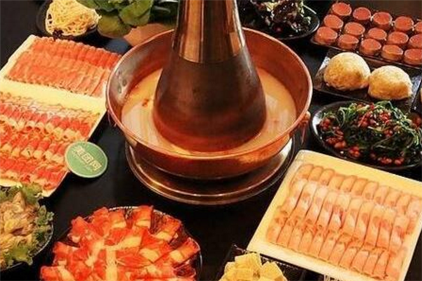 炭火铜锅美味