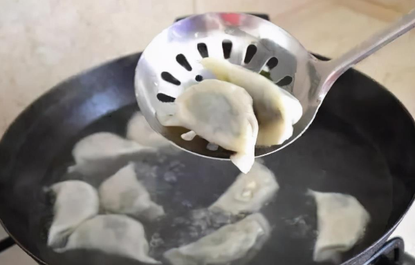 熊大爺現(xiàn)包餃子