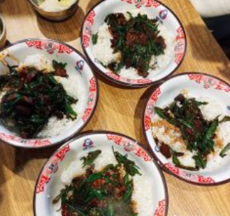 豬腦殼盒飯好吃