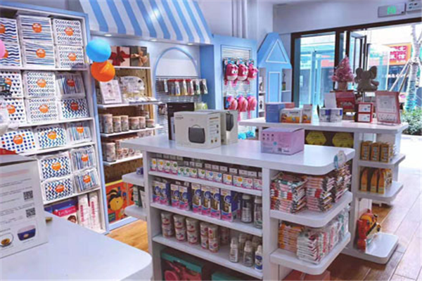 孕嬰品牌店認真