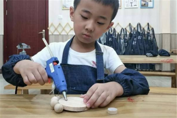 兒童木工坊認(rèn)真