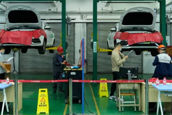 修車店認(rèn)真