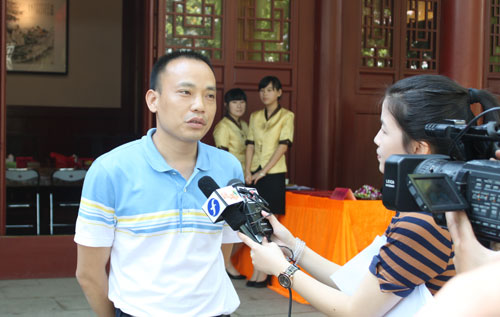 九峰茗茶董事长叶济德接受电视台记者采访而作为文化底蕴深厚的省级